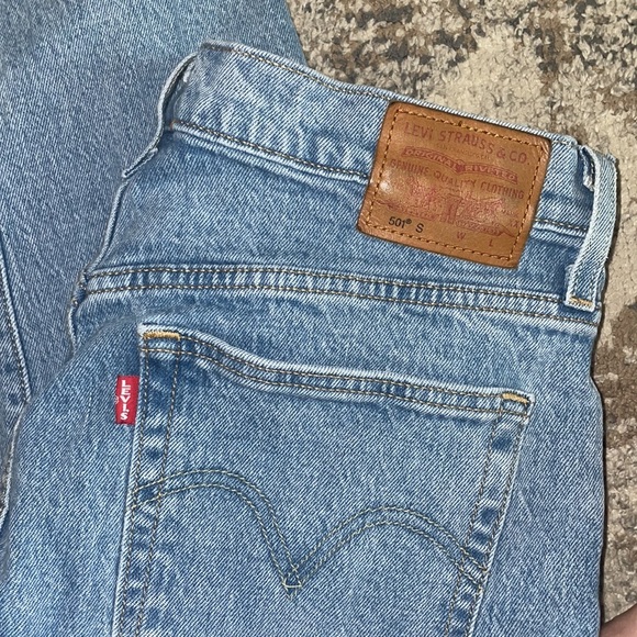 Levi Light Wash 501 Striaght cut skinny ish jeans - Picture 2 of 6